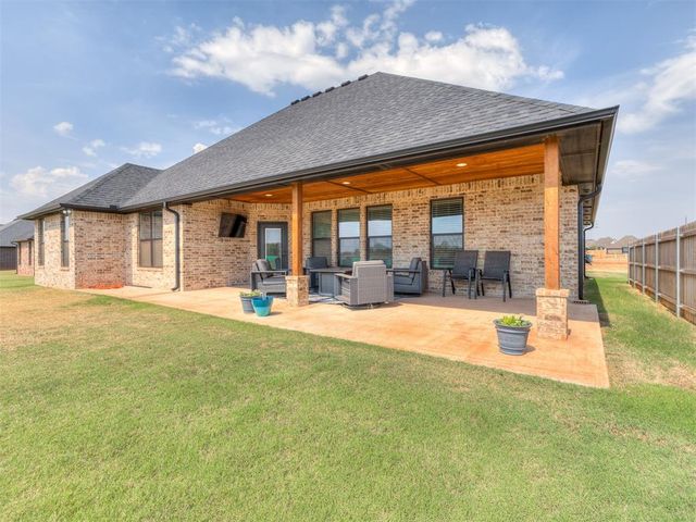 2214 W Cole Drive, Mustang, OK 73064