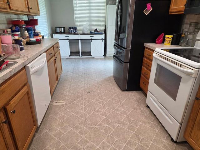 790 Myers Drive, Tonganoxie, KS 66086