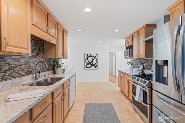 16576 NE 97th Place, Redmond, WA 98052