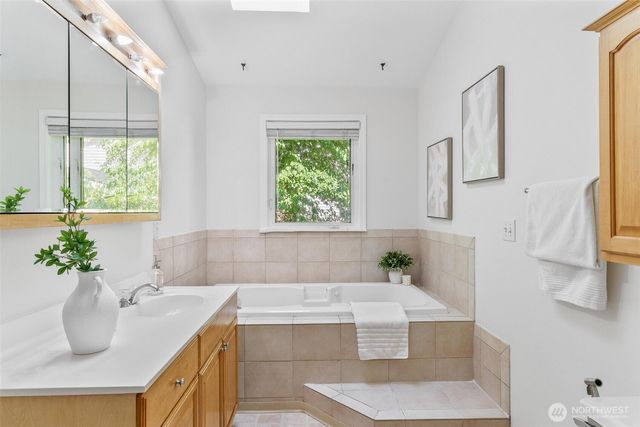 16576 NE 97th Place, Redmond, WA 98052