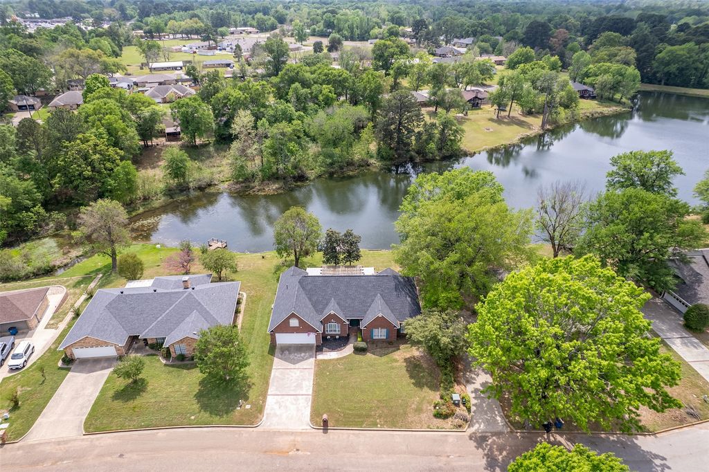 233 Lakeside Place, Mineola, TX 75773
