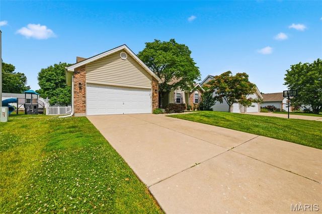 1917 Williamstown Drive, St Peters, MO 63376