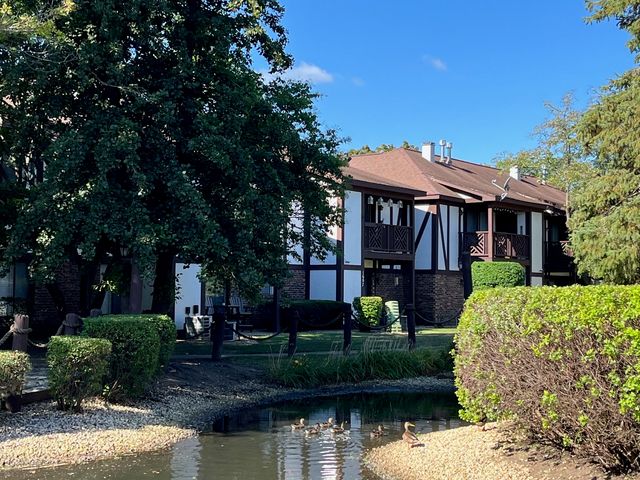 1607 Thames Court D, Wheaton, IL 60189