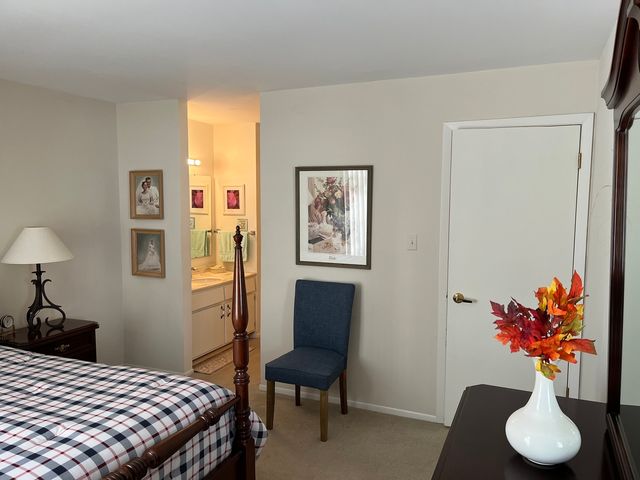 1607 Thames Court D, Wheaton, IL 60189
