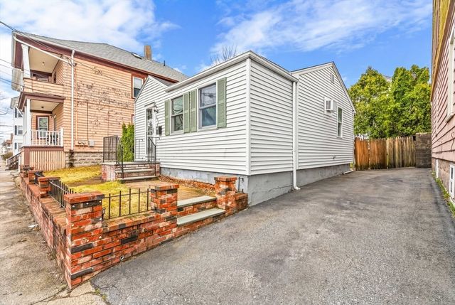 298 Collette St, New Bedford, MA 02746