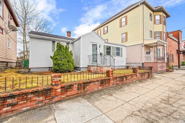 298 Collette St, New Bedford, MA 02746