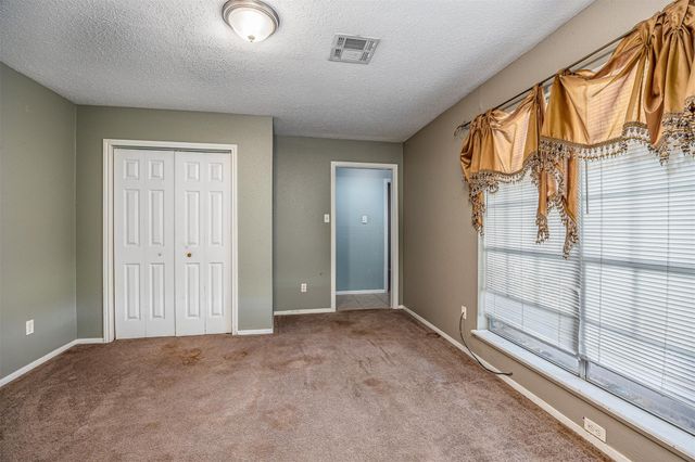 501 N Magnolia Street, Highlands, TX 77562