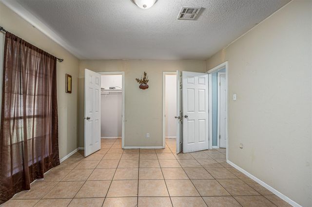 501 N Magnolia Street, Highlands, TX 77562