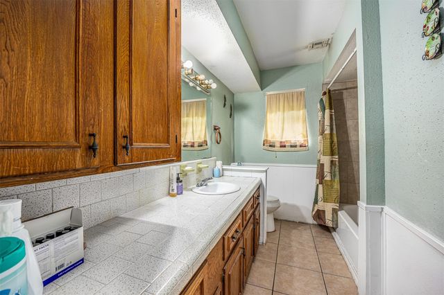 501 N Magnolia Street, Highlands, TX 77562