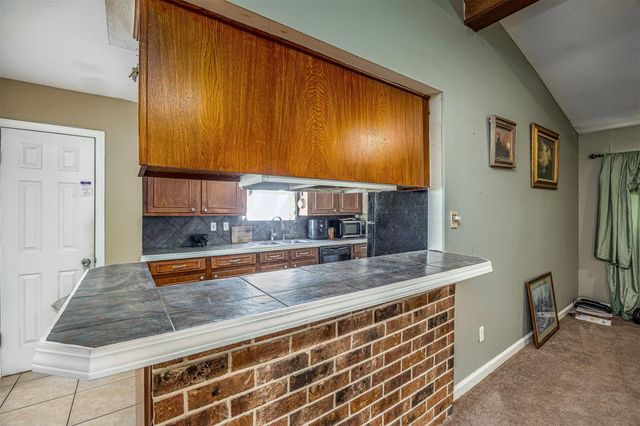 501 N Magnolia Street, Highlands, TX 77562