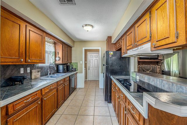 501 N Magnolia Street, Highlands, TX 77562