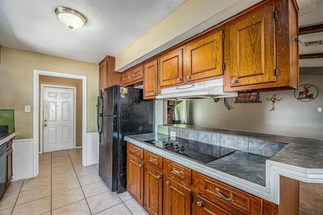 501 N Magnolia Street, Highlands, TX 77562