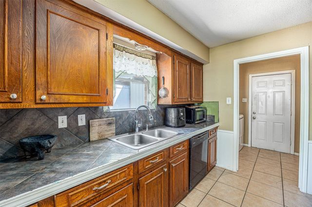501 N Magnolia Street, Highlands, TX 77562