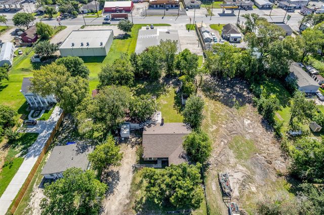 501 N Magnolia Street, Highlands, TX 77562