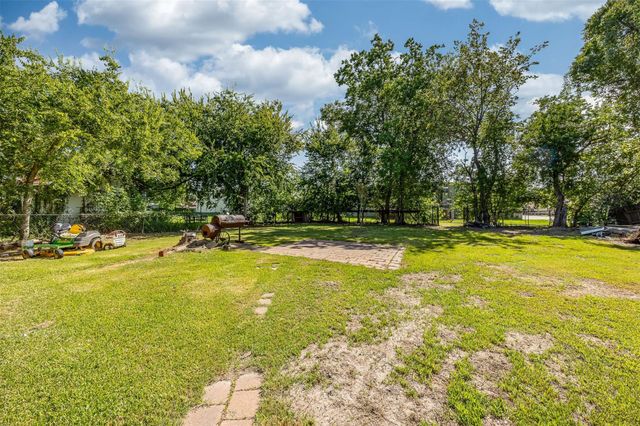 501 N Magnolia Street, Highlands, TX 77562
