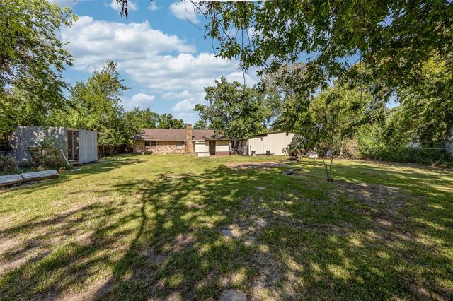 501 N Magnolia Street, Highlands, TX 77562