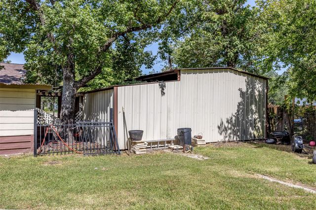 501 N Magnolia Street, Highlands, TX 77562