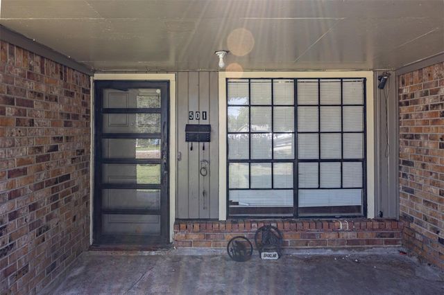 501 N Magnolia Street, Highlands, TX 77562