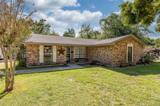 501 N Magnolia Street, Highlands, TX 77562