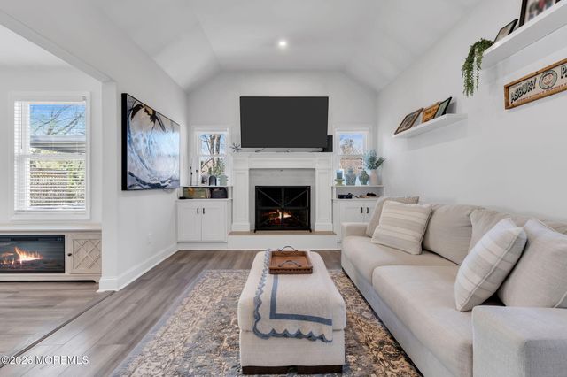 11 Borden Street, Shrewsbury Boro, NJ 07702