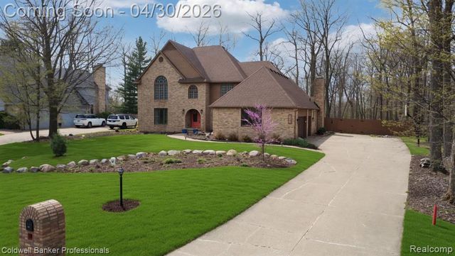1345 Kings Pointe Road, Grand Blanc, MI 48439