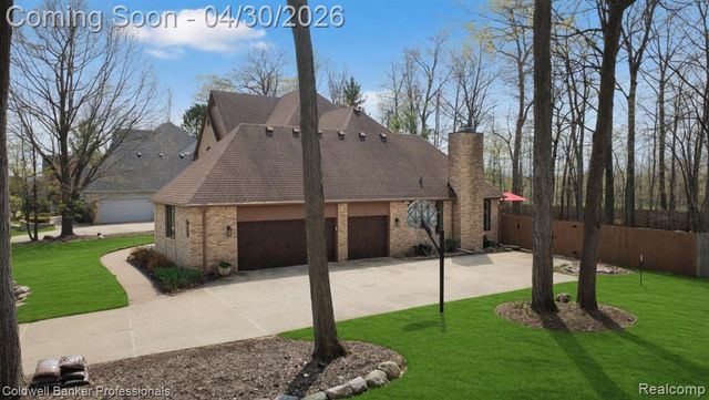 1345 Kings Pointe Road, Grand Blanc, MI 48439