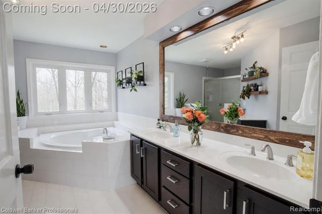 1345 Kings Pointe Road, Grand Blanc, MI 48439