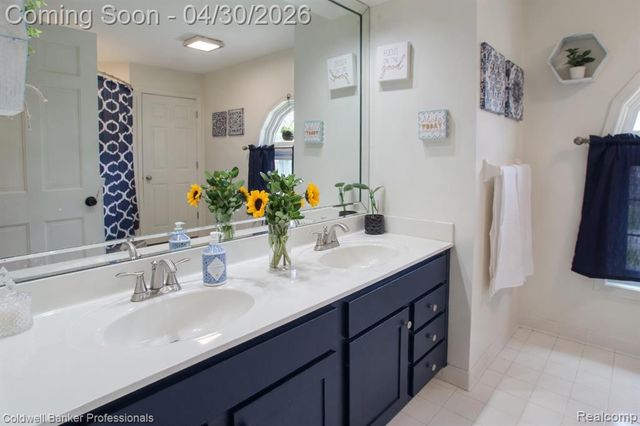 1345 Kings Pointe Road, Grand Blanc, MI 48439