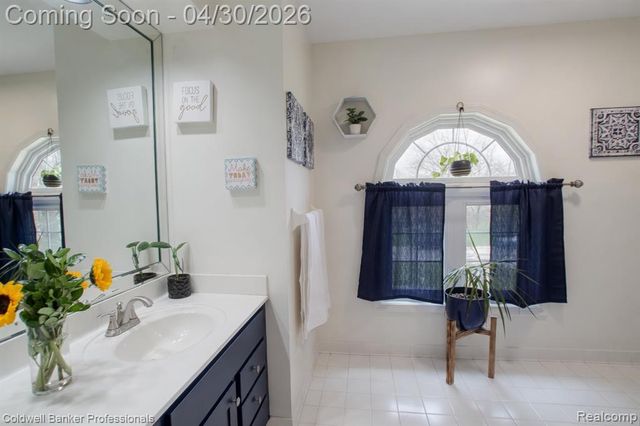 1345 Kings Pointe Road, Grand Blanc, MI 48439