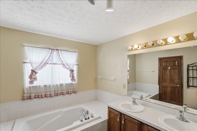 5521 Mirage Drive, Hilliard, OH 43026