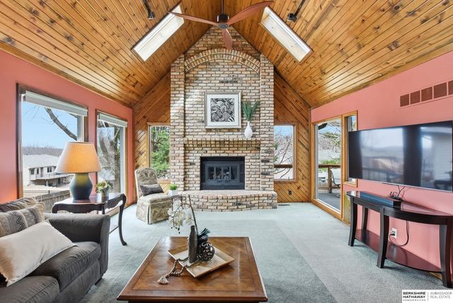 15724 Leavenworth Street, Omaha, NE 68118