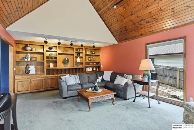 15724 Leavenworth Street, Omaha, NE 68118