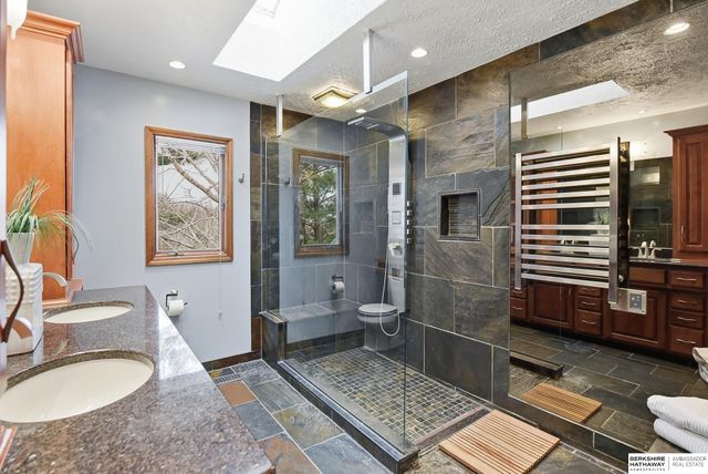 15724 Leavenworth Street, Omaha, NE 68118