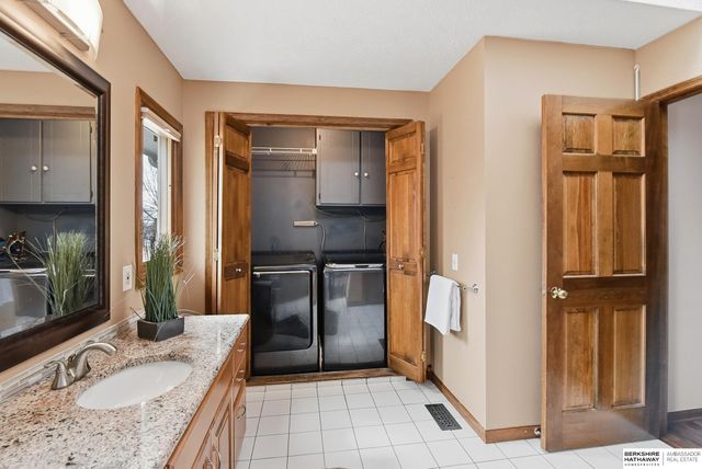 15724 Leavenworth Street, Omaha, NE 68118