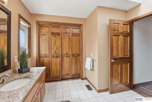 15724 Leavenworth Street, Omaha, NE 68118