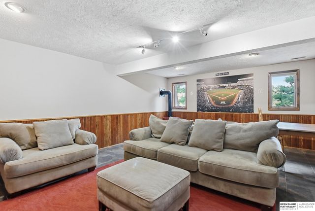 15724 Leavenworth Street, Omaha, NE 68118