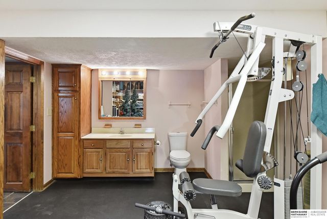 15724 Leavenworth Street, Omaha, NE 68118