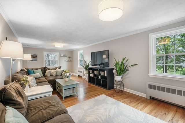 4 Bedford Ter, Woburn, MA 01801