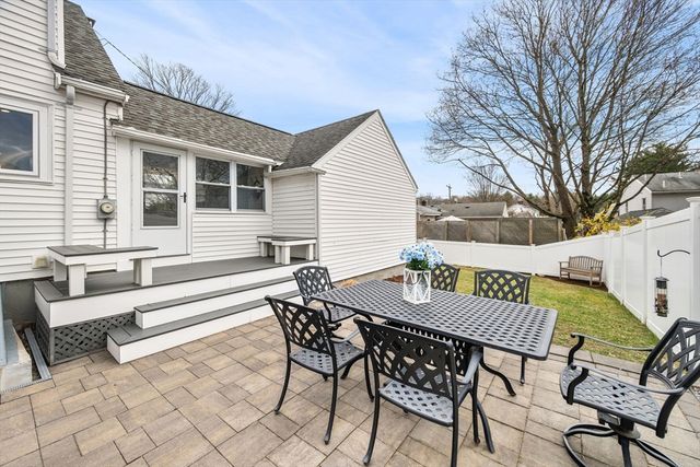 4 Bedford Ter, Woburn, MA 01801