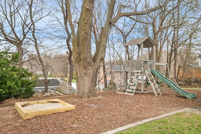 4 Bedford Ter, Woburn, MA 01801