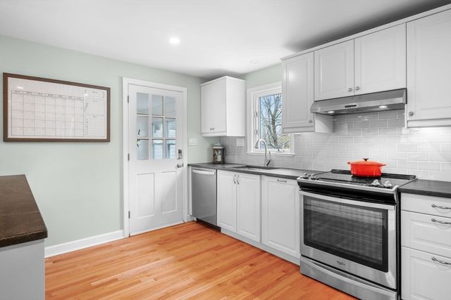 4 Bedford Ter, Woburn, MA 01801