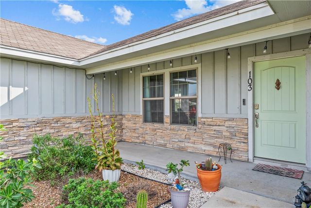 103 Atkinson Dr, Orange Grove, TX 78372