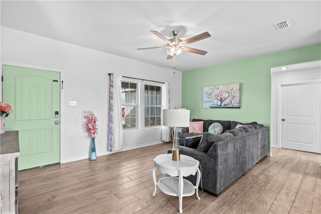 103 Atkinson Dr, Orange Grove, TX 78372