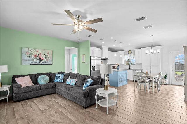 103 Atkinson Dr, Orange Grove, TX 78372