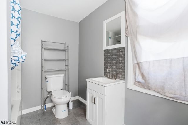 61 Cutler St, Newark City, NJ 07104