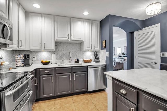 808 3RD AVENUE W 307, Bradenton, FL 34205