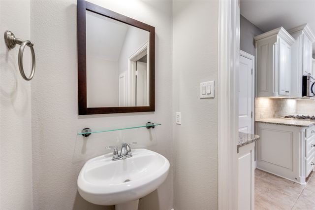 4646 Rhett Lane F, Carrollton, TX 75010