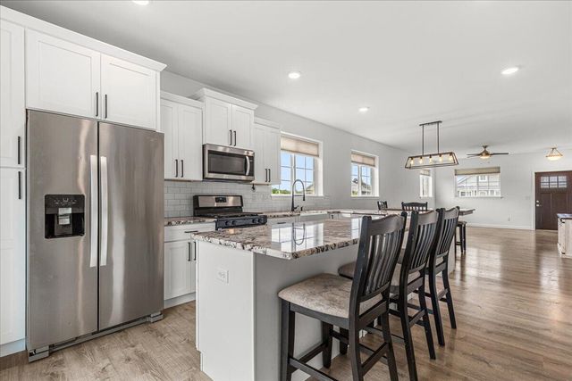 1821 Farm View DRIVE, Grafton, WI 53024