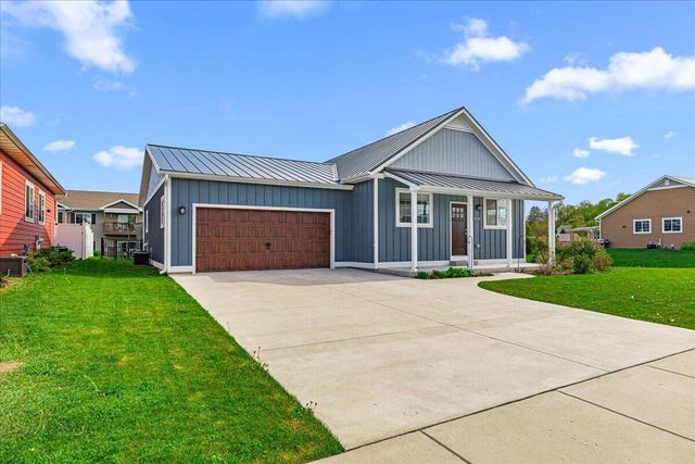 1821 Farm View DRIVE, Grafton, WI 53024