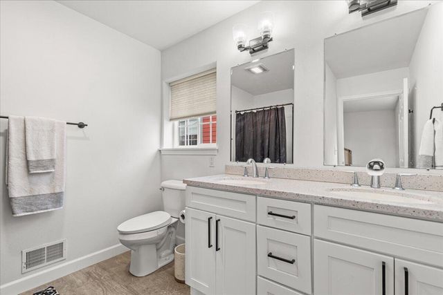 1821 Farm View DRIVE, Grafton, WI 53024